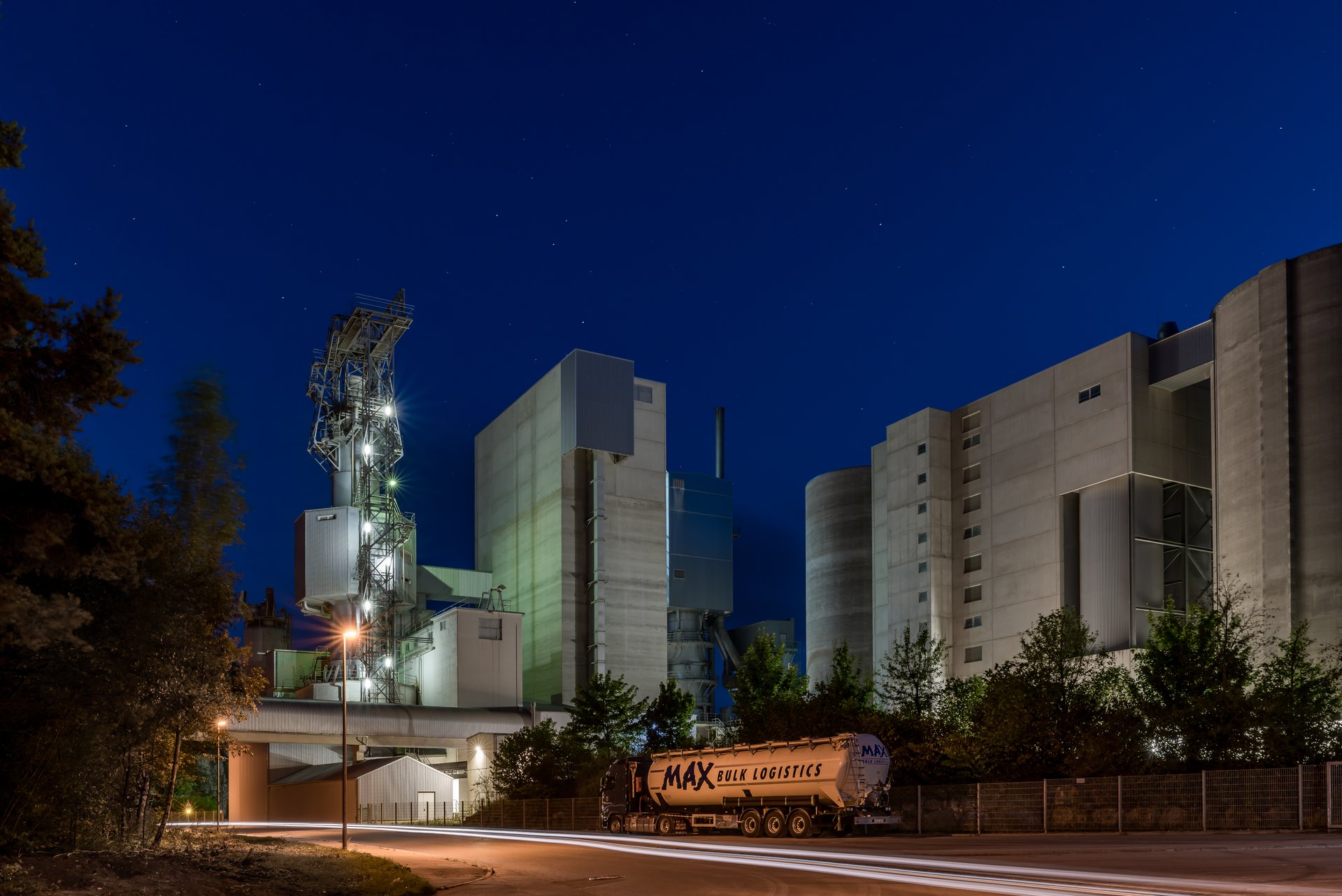 Industrieanlage mit Logistik-Truck bei Nacht — Beispiel B2B-Industriebild, Foto: Heino Klinnert, Ulm